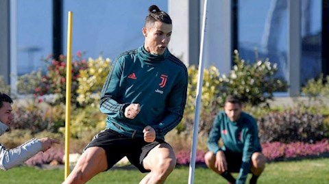Ronaldo đã trở lại tập luyện ngay sau sự cố mẹ