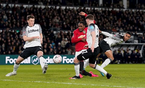 Ighalo mang ve ban thu 2 cho MU
