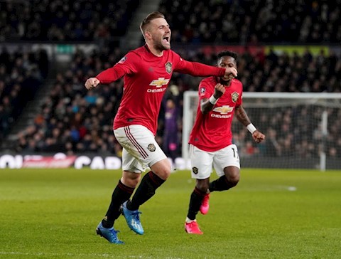 Shaw mừng rỡ khi lấy được áo của Tom Cleverley