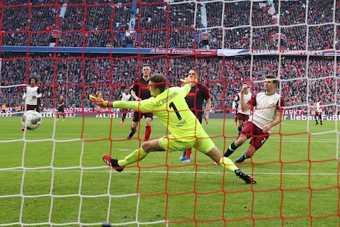 Muller pha vo the be tac cho Bayern