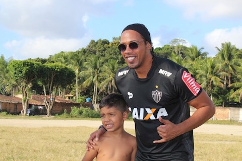 Bản sao Ronaldinho kiếm bộn tiền nhờ bản chính ngồi tù hình ảnh