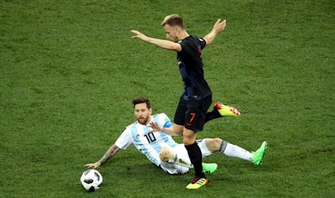 Sao Barca ăn no gạch đá vì đăng ảnh “dìm hàng” Messi