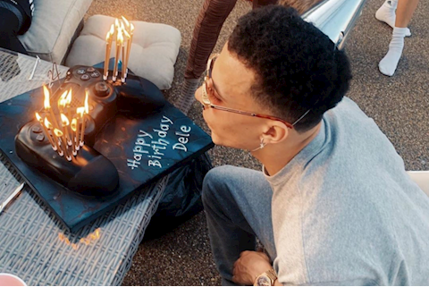 Dele Alli khoe bánh sinh nhật cực đẹp