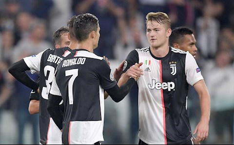 Gặp Ronaldo và Buffon, sao Juventus bỗng hóa trẻ thơ thèm kẹo hình ảnh 2