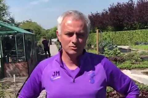 VIDEO: Jose Mourinho xung phong cung cấp rau quả cho người dân Anh mùa Covid-19