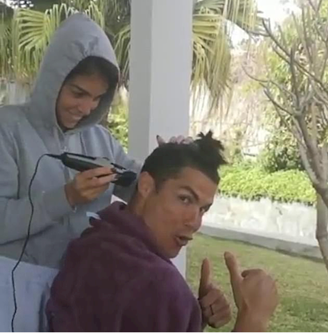 Cristiano Ronaldo bắt trend mùa Covid-19 với phụ tá đặc biệt hình ảnh