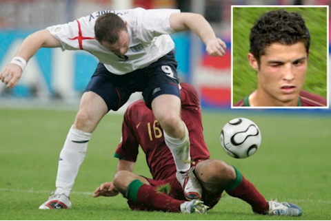 Ngạc nhiên chưa: Tấm thẻ đỏ bị gài khiến Rooney thân với Ronaldo hơn