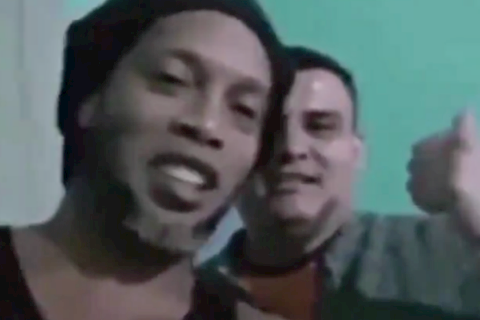 Ngồi tù, Ronaldinho vẫn được tự do quay clip tới người hâm mộ hình ảnh