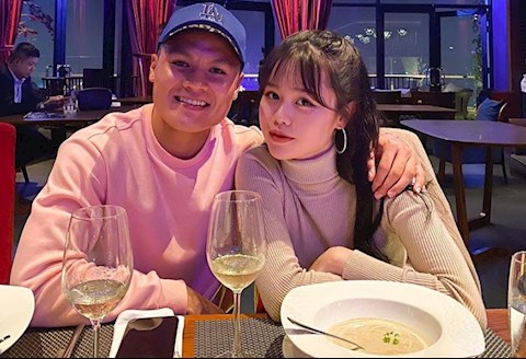 Sau lùm xùm bị hack facebook, Quang Hải lần đầu đăng ảnh bạn gái