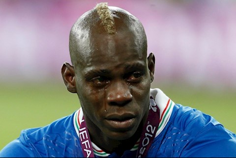 Balotelli đáng phải... ăn tát