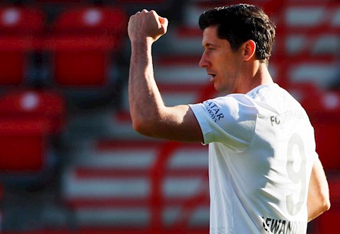 Lewandowski đạt thành tích sánh ngang Ronaldo vs Messi trong thế kỷ 21