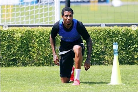 Rời MU, Ashley Young bất ngờ mọc lại tóc