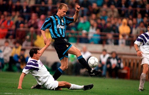 Dennis Bergkamp ở Inter Milan: Cuộc chiến tôn giáo bóng đá của người Ý (P2)