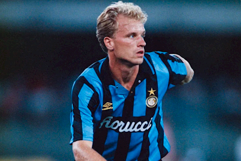 Dennis Bergkamp ở Inter Milan: Cuộc chiến tôn giáo bóng đá của người Ý (P1)