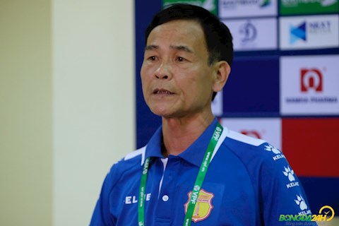 HLV Nguyễn Văn Dũng Nam Định chê trọng tài FIFA hình ảnh