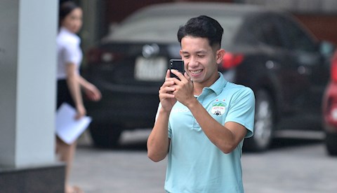 Hồng Duy nói gì sau khi bị cầu thủ Sài Gòn ném bóng vào mặt?