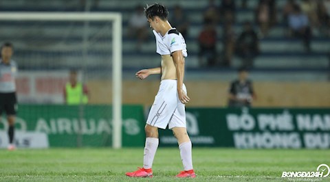 Văn Toàn nói gì trước tin đồn phải nén đau thi đấu?