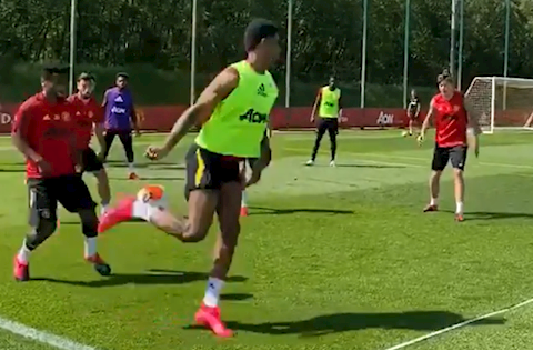 Bruno Fernandes bất lực trước pha xử lý khó tin của Rashford