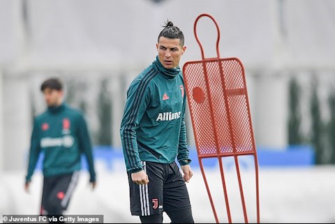 Ronaldo bị hoãn ngày về Italia vì rắc rối máy bay