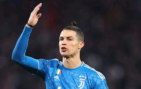 Trở lại Ý, Cristiano Ronaldo lập tức bị đưa đi cách ly hình ảnh