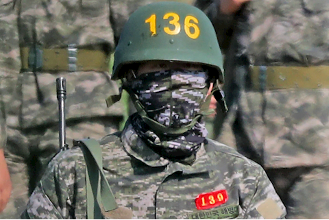 Son Heung Min mặc quân phục, đeo súng chuẩn hậu duệ mặt trời