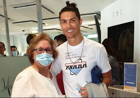 Cristiano Ronaldo về quê công chuyện, vô tình gây tai tiếng hình ảnh