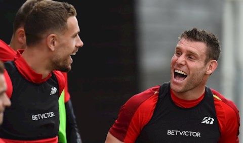 Kỷ niệm 9 năm khoác áo, đội trưởng Liverpool bị troll không có chỗ trốn