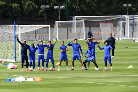 Các cầu thủ Chelsea phản ứng thế nào khi Kante trở lại tập luyện?