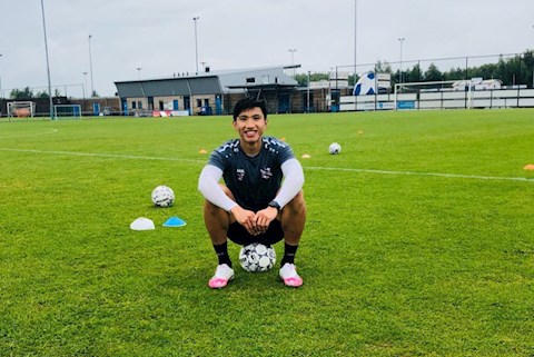 Fan thích mê với cặp giò đầy cơ bắp của Đoàn Văn Hậu