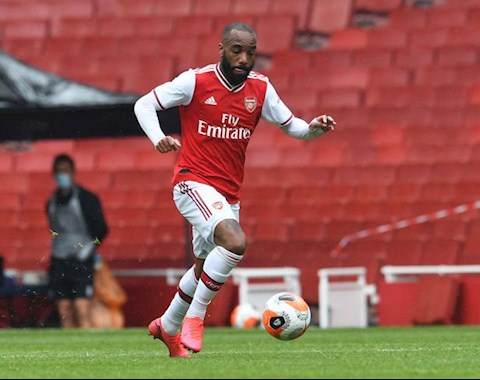 Ghi bàn trước Brentford, Lacazette vẫn bị chỉ trích dữ dội