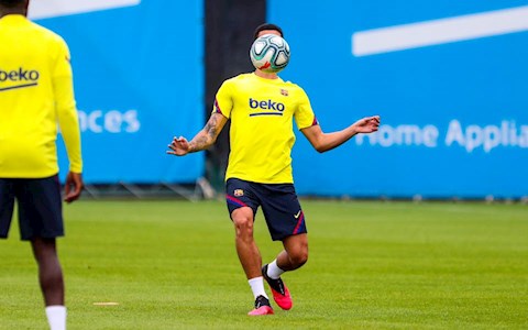 Barca tập luyện trước thềm La Liga trở lại: Ơ kìa, ai như… Văn Thanh!