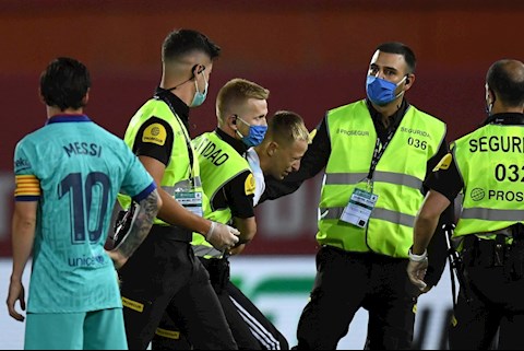 Selfie mùa cách ly: Fan cuồng Messi đột nhập vào SVĐ