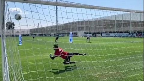 Đá hỏng 11m, Cristiano Ronaldo trút giận lên... khung thành