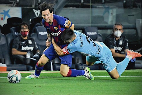 Hậu vệ La Liga chơi bóng bầu dục để cản Messi