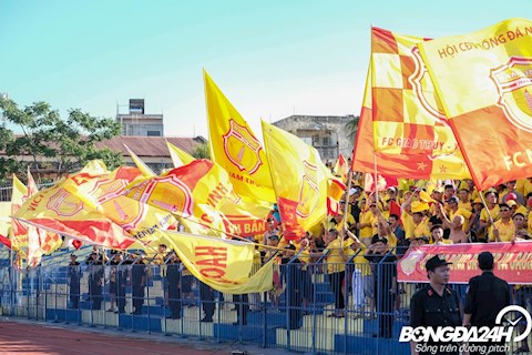 Ảnh: CĐV Nam Định "phá cổng" sân Thanh Hoá khiến lực lượng an ninh vất vả