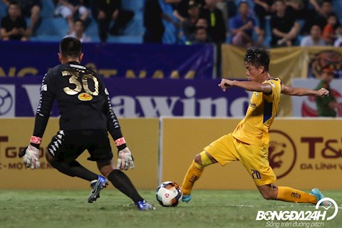 ẢNH: Văn Đức solo những phút cuối, suýt chút nữa là người kết liễu trận đấu với CLB Hà Nội