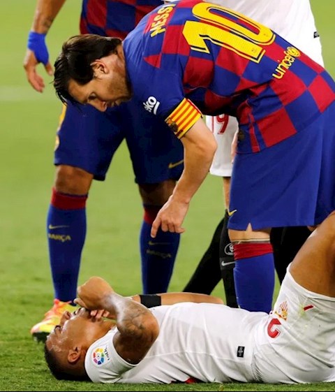 Messi thoát thẻ đỏ sau pha hóa côn đồ trước Sevilla hình ảnh