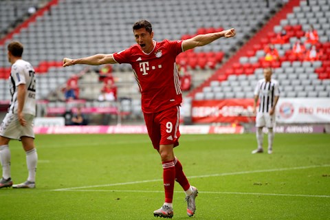 Lewandowski in dau giay vao ca 3 ban thang cua Bayern