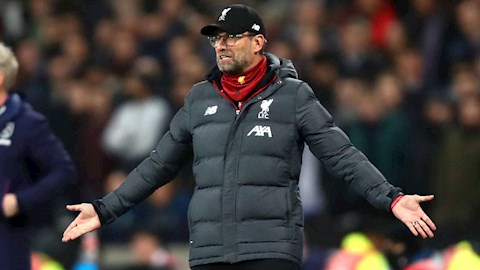 Klopp thất kinh khi được yêu cầu dựng tượng