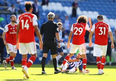 Đánh hội đồng Maupay, dàn sao Arsenal đối diện án phạt