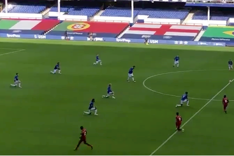 Cầu thủ Everton vs Liverpool quỳ gối, Sadio Mane có hành động lạ hình ảnh