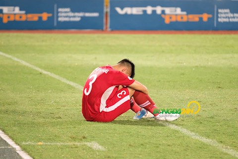 Thua Thanh Hoá trong ngày thầy Park dự khán, Quế Ngọc Hải ngồi thẫn thờ trên sân