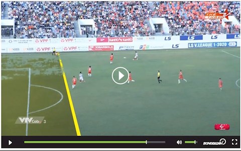 Hình ảnh cắt ra từ đoạn clip cho thấy Văn Toàn vẫn đứng trên hậu vệ Đà Nẵng khi bóng đã được chuyền đi