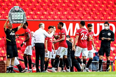 Hài hước: MU thay một lúc 5 người trong trận gặp Sheffield