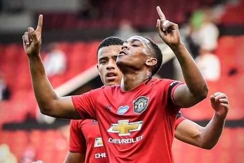 VIDEO: Lập hattrick, người hùng Martial quên mất một điều quan trọng