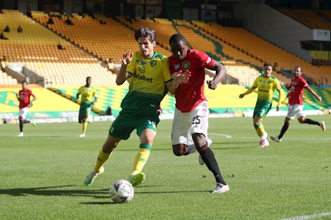 Quật Ighalo thô thiển, sao Norwich nhận thẻ đỏ trực tiếp