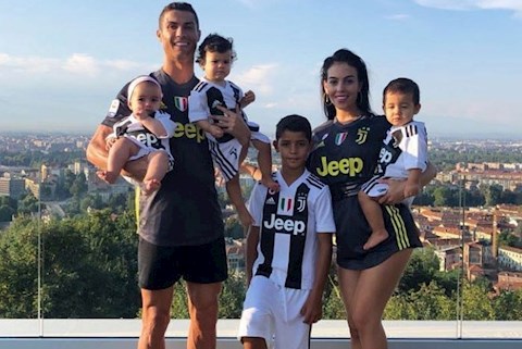 Lộ bằng chứng cho thấy Cristiano Ronaldo và bạn gái đã đính hôn