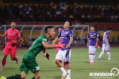 Quang Hải chấn thương, Văn Quyết trượt pen, Hà Nội đâm đầu vào ngõ cụt