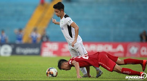 Lăn xả phá bóng bằng đầu, cầu thủ Hải Phòng học theo Đoàn Văn Hậu và cái kết...