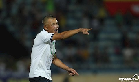 SLNA thua đậm, HLV Ngô Quang Trường vẫn bật cười vì trọng tài